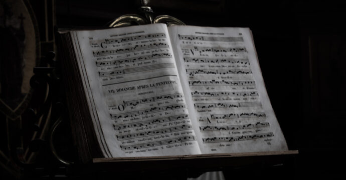 photo d'une partition de musique posée sur un pupitre