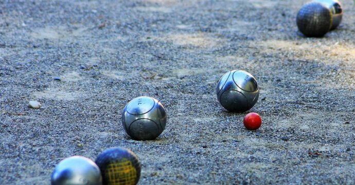 photo de boules et de cochonnet sur un terrain de pétanque