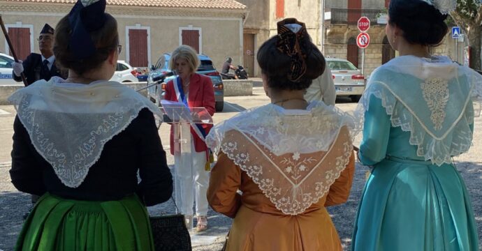 photo de trois arlésiennes en costume, vue du dos
