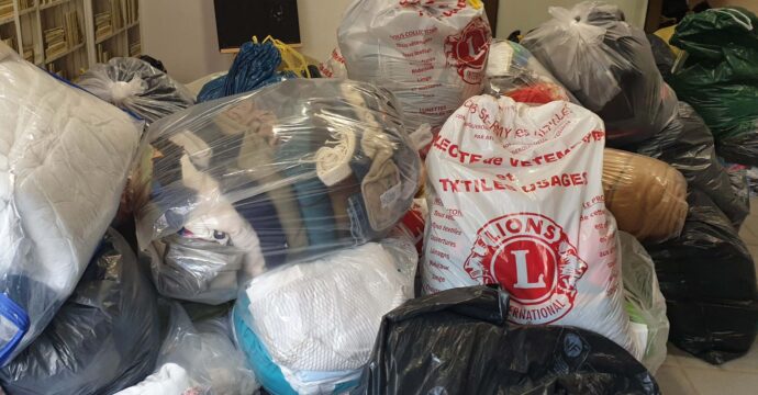 photos de sacs remplis de textiles lors de la collecte organisée par le Lions Club