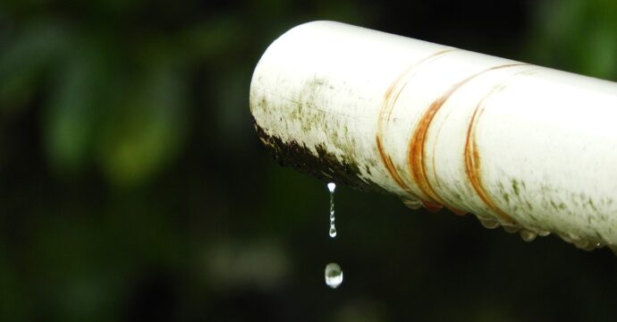 Tuyau d'eau qui fuit