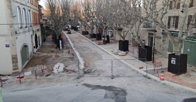 Photo du cours Paul Révoil entrée sud avec les travaux de réfection des trottoirs et voiries en cours, février 2026
