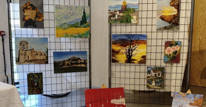 Photos d'oeuvres d'art plastiques de l'association Cré'Alpilles exposées sur des grilles dans le Moulin Peyre