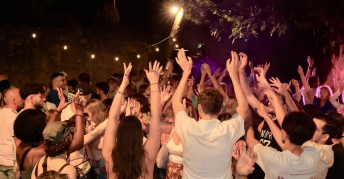 Photo de jeunes dansant dans une soirée festive