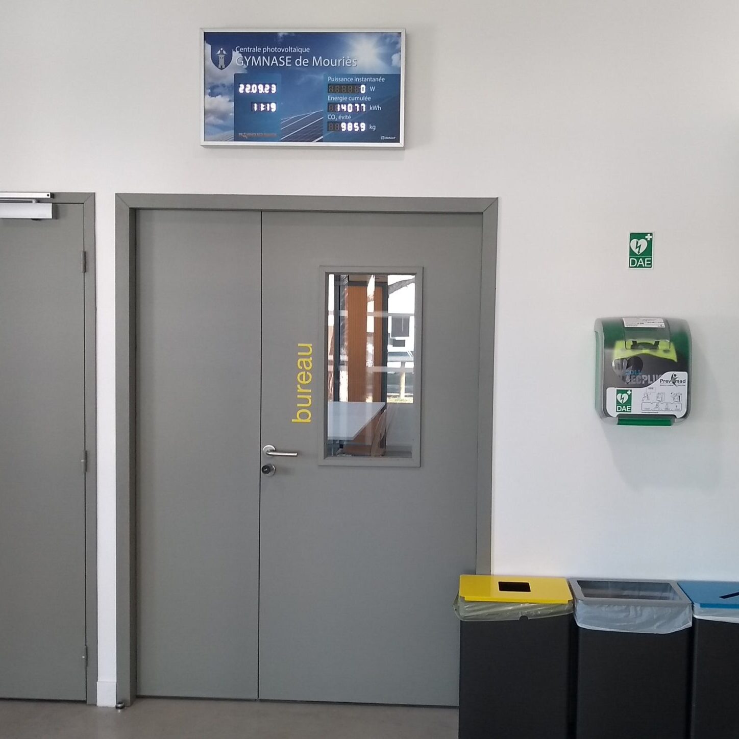 Photo du hall d'entrée du gymnase montrant l'emplacement du défibrillteur