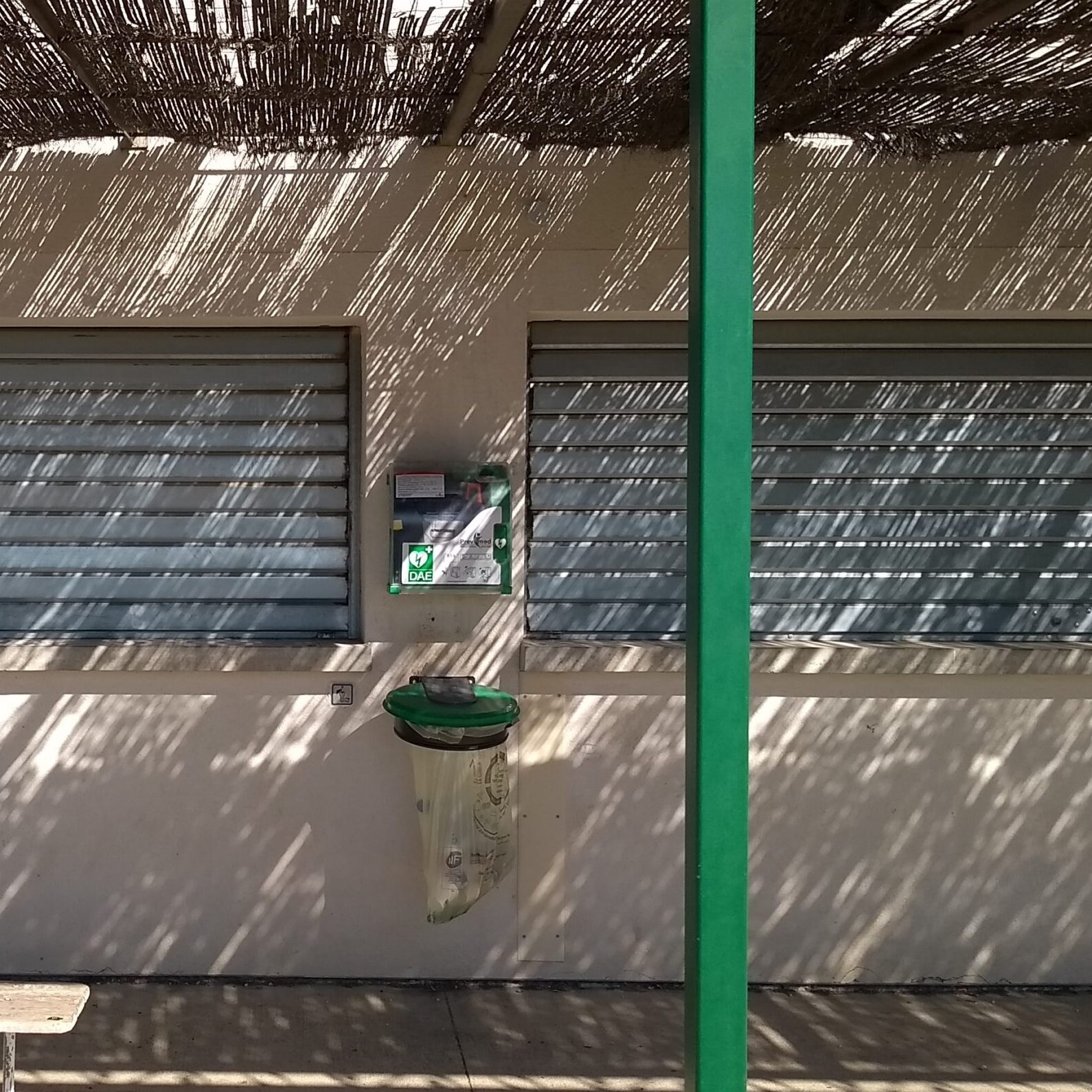 Photo de la buvette du stade montrant l'emplacement du défibrillteur